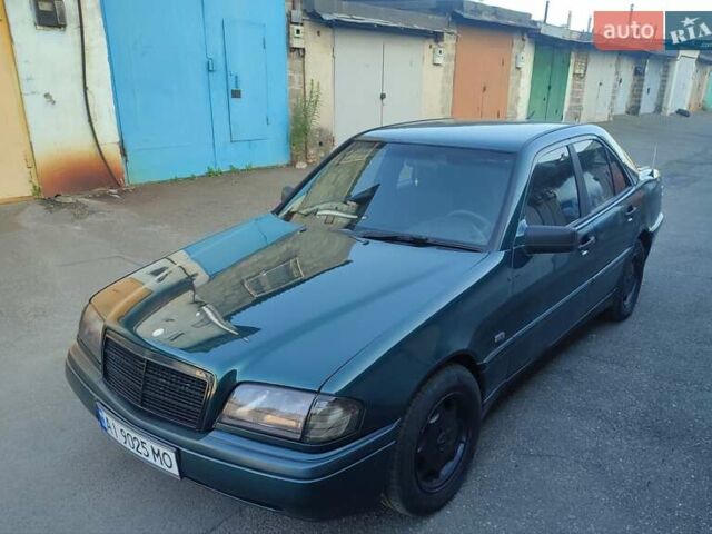 Зеленый Мерседес Ц-Класс, объемом двигателя 1.8 л и пробегом 300 тыс. км за 2650 $, фото 1 на Automoto.ua