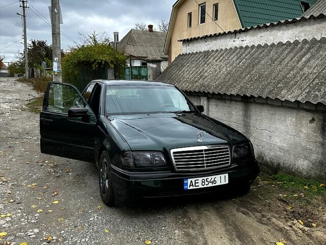 Зелений Мерседес Ц-Клас, об'ємом двигуна 1.8 л та пробігом 289 тис. км за 3500 $, фото 1 на Automoto.ua