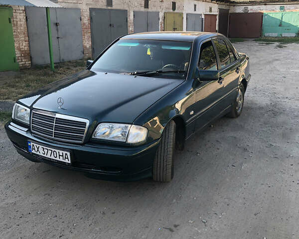 Зелений Мерседес Ц-Клас, об'ємом двигуна 1.8 л та пробігом 370 тис. км за 3250 $, фото 1 на Automoto.ua