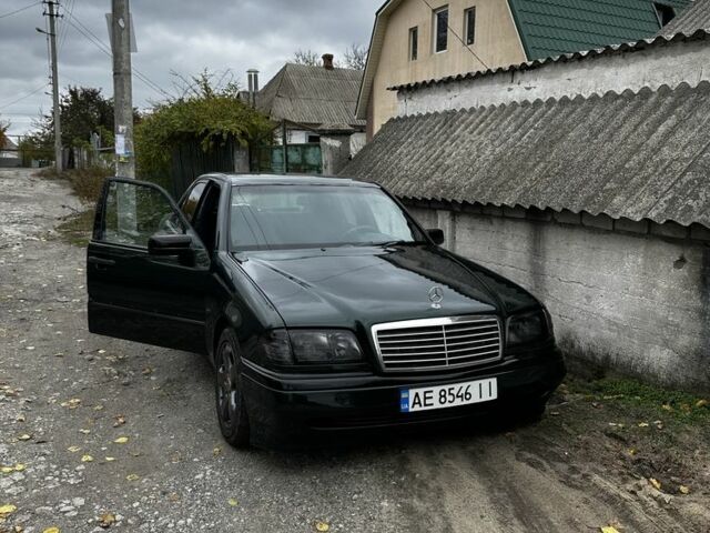 Зеленый Мерседес Ц-Класс, объемом двигателя 1.8 л и пробегом 280 тыс. км за 4000 $, фото 1 на Automoto.ua