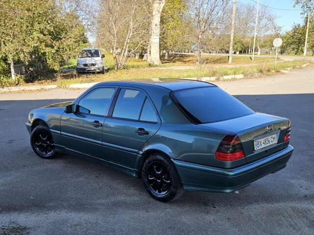 Зеленый Мерседес Ц-Класс, объемом двигателя 1.8 л и пробегом 280 тыс. км за 2700 $, фото 1 на Automoto.ua