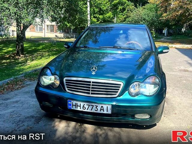 Зелений Мерседес Ц-Клас, об'ємом двигуна 2 л та пробігом 321 тис. км за 3500 $, фото 1 на Automoto.ua