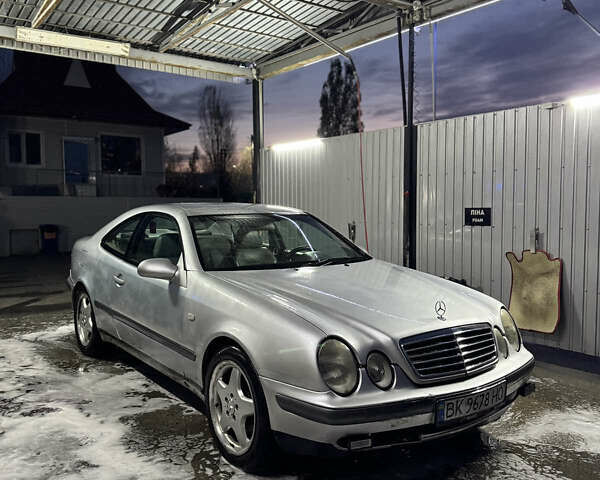 Серый Мерседес ЦЛК-Класс, объемом двигателя 2 л и пробегом 369 тыс. км за 2777 $, фото 1 на Automoto.ua