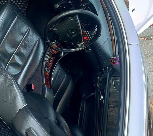 Серый Мерседес ЦЛК-Класс, объемом двигателя 2 л и пробегом 240 тыс. км за 2000 $, фото 1 на Automoto.ua