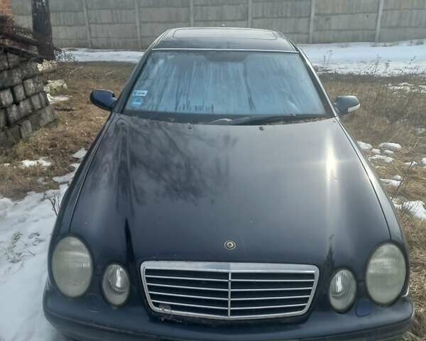 Синий Мерседес ЦЛК-Класс, объемом двигателя 2 л и пробегом 380 тыс. км за 3000 $, фото 1 на Automoto.ua