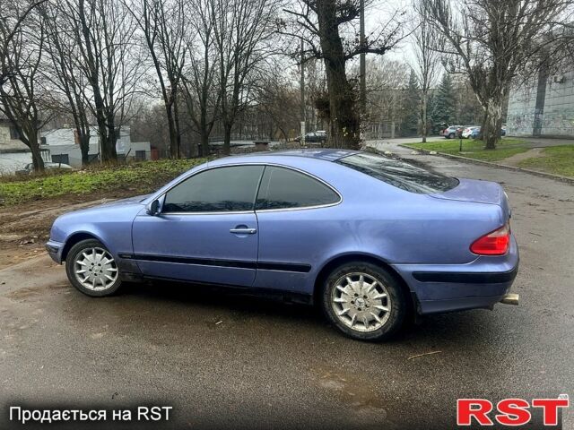 Синий Мерседес ЦЛК-Класс, объемом двигателя 2 л и пробегом 274 тыс. км за 3250 $, фото 1 на Automoto.ua