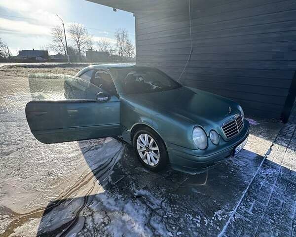 Зелений Мерседес ЦЛК-Клас, об'ємом двигуна 2 л та пробігом 250 тис. км за 3350 $, фото 1 на Automoto.ua