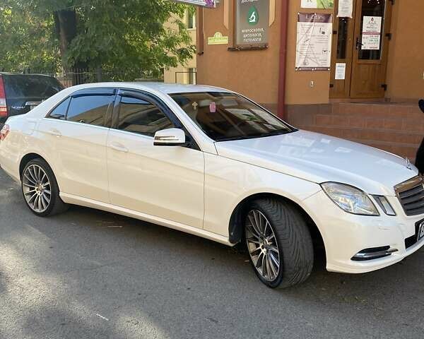 Білий Мерседес E 200, об'ємом двигуна 2.1 л та пробігом 322 тис. км за 13500 $, фото 1 на Automoto.ua