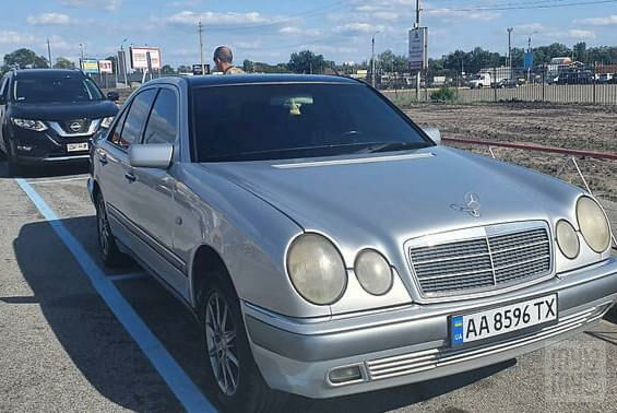 Сірий Мерседес E 200, об'ємом двигуна 2 л та пробігом 315 тис. км за 4500 $, фото 1 на Automoto.ua