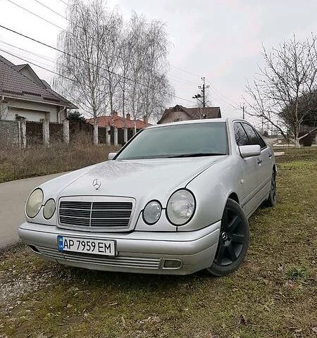 Сірий Мерседес E 200, об'ємом двигуна 2 л та пробігом 315 тис. км за 3800 $, фото 1 на Automoto.ua