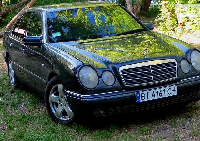 Сірий Мерседес E 200, об'ємом двигуна 2 л та пробігом 300 тис. км за 5000 $, фото 1 на Automoto.ua