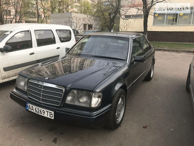 Чорний Мерседес E 220, об'ємом двигуна 2.2 л та пробігом 418 тис. км за 5000 $, фото 1 на Automoto.ua