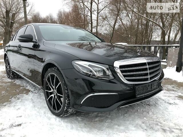 Чорний Мерседес E 220, об'ємом двигуна 2 л та пробігом 12 тис. км за 57800 $, фото 1 на Automoto.ua