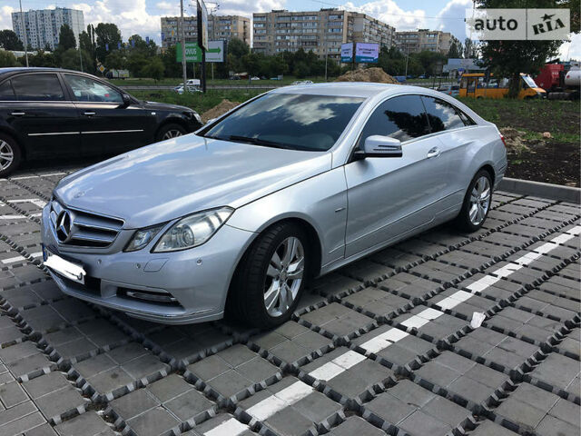 Сірий Мерседес E 220, об'ємом двигуна 2.2 л та пробігом 300 тис. км за 14500 $, фото 1 на Automoto.ua