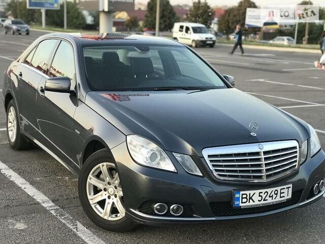 Сірий Мерседес E 220, об'ємом двигуна 2.2 л та пробігом 254 тис. км за 13500 $, фото 1 на Automoto.ua