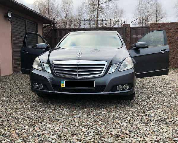 Сірий Мерседес E 220, об'ємом двигуна 2.1 л та пробігом 185 тис. км за 12300 $, фото 1 на Automoto.ua