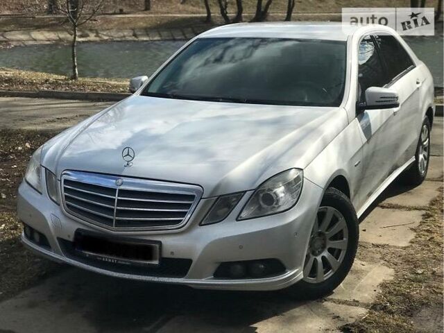 Сірий Мерседес E 220, об'ємом двигуна 2.2 л та пробігом 205 тис. км за 14400 $, фото 1 на Automoto.ua