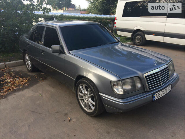 Сірий Мерседес E 220, об'ємом двигуна 2.2 л та пробігом 437 тис. км за 4600 $, фото 1 на Automoto.ua