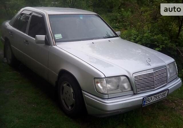 Сірий Мерседес E 220, об'ємом двигуна 2.2 л та пробігом 300 тис. км за 3550 $, фото 1 на Automoto.ua