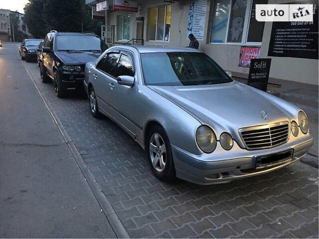 Сірий Мерседес E 220, об'ємом двигуна 2.2 л та пробігом 999 тис. км за 5650 $, фото 1 на Automoto.ua