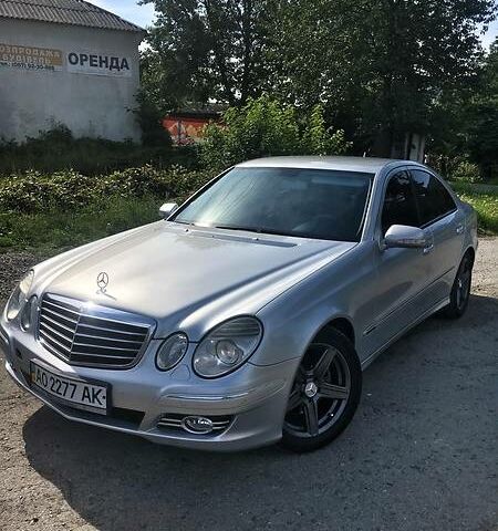 Сірий Мерседес E 220, об'ємом двигуна 2.2 л та пробігом 300 тис. км за 13000 $, фото 1 на Automoto.ua