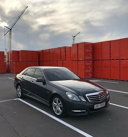 Сірий Мерседес E 220, об'ємом двигуна 2.2 л та пробігом 260 тис. км за 17800 $, фото 1 на Automoto.ua