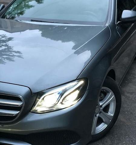 Сірий Мерседес E 220, об'ємом двигуна 2 л та пробігом 39 тис. км за 55000 $, фото 1 на Automoto.ua