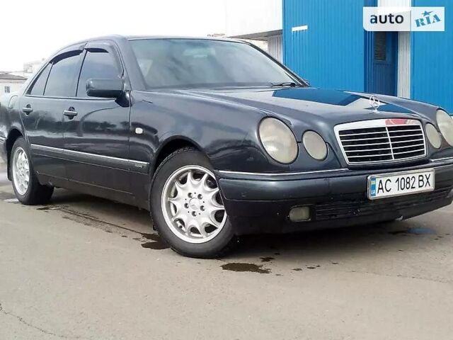 Синий Мерседес E 220, объемом двигателя 2.2 л и пробегом 37 тыс. км за 5700 $, фото 1 на Automoto.ua