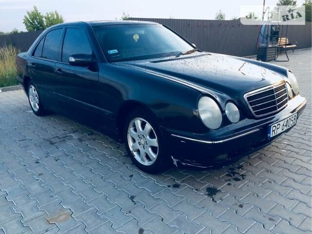 Синий Мерседес E 220, объемом двигателя 2.2 л и пробегом 320 тыс. км за 2000 $, фото 1 на Automoto.ua