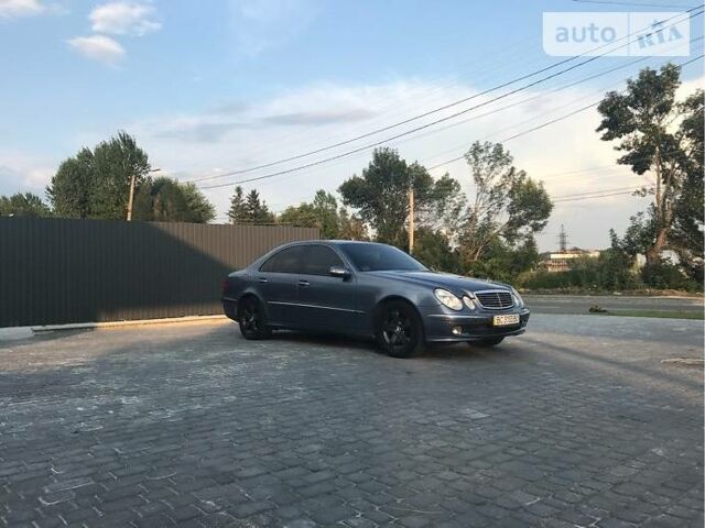 Синий Мерседес E 220, объемом двигателя 2.2 л и пробегом 300 тыс. км за 9500 $, фото 1 на Automoto.ua