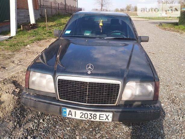 Зелений Мерседес E 220, об'ємом двигуна 2.2 л та пробігом 300 тис. км за 1900 $, фото 1 на Automoto.ua