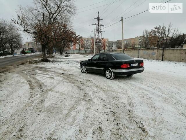 Черный Мерседес E 240, объемом двигателя 2.4 л и пробегом 250 тыс. км за 4000 $, фото 1 на Automoto.ua