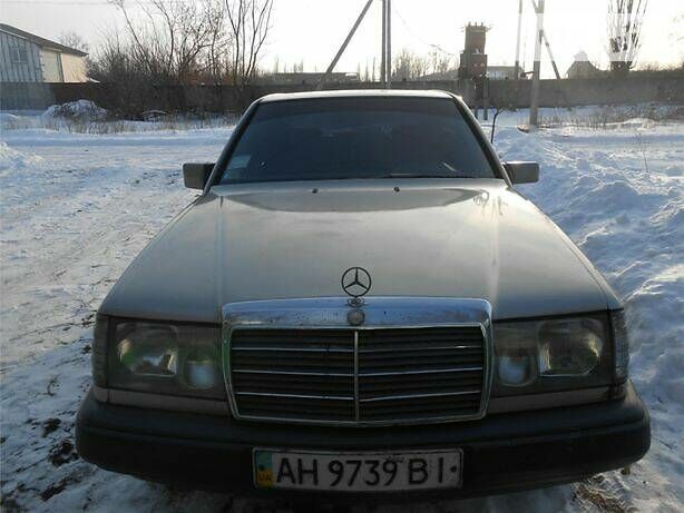 Сірий Мерседес E 240, об'ємом двигуна 2.3 л та пробігом 300 тис. км за 2300 $, фото 1 на Automoto.ua