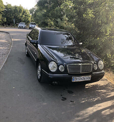 Синій Мерседес E 240, об'ємом двигуна 2.4 л та пробігом 360 тис. км за 4999 $, фото 1 на Automoto.ua