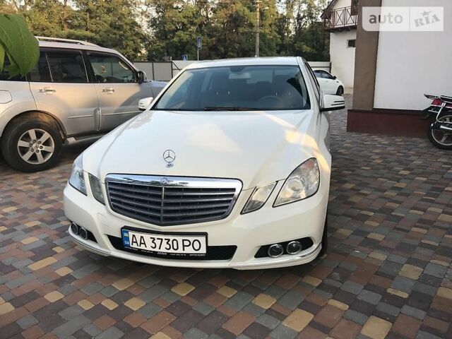 Білий Мерседес E 250, об'ємом двигуна 2.2 л та пробігом 180 тис. км за 15000 $, фото 1 на Automoto.ua