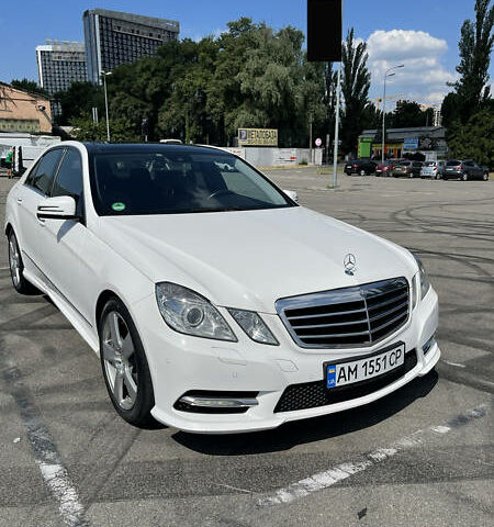 Белый Мерседес E 250, объемом двигателя 2.1 л и пробегом 234 тыс. км за 17500 $, фото 1 на Automoto.ua