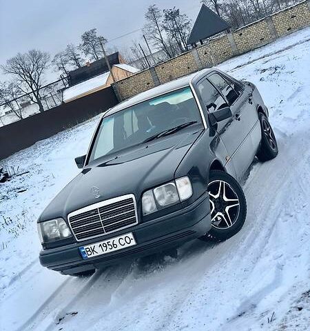 Чорний Мерседес E 250, об'ємом двигуна 2.5 л та пробігом 400 тис. км за 4000 $, фото 1 на Automoto.ua