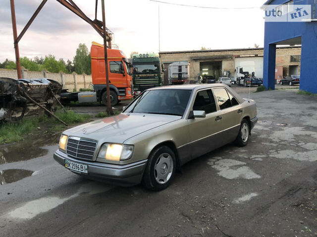 Сірий Мерседес E 250, об'ємом двигуна 2.5 л та пробігом 327 тис. км за 3199 $, фото 1 на Automoto.ua