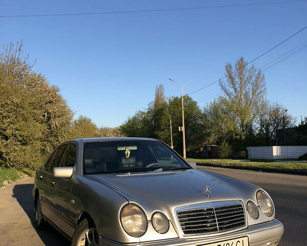 Сірий Мерседес E 250, об'ємом двигуна 2.5 л та пробігом 600 тис. км за 5500 $, фото 1 на Automoto.ua