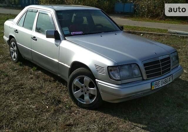 Сірий Мерседес E 250, об'ємом двигуна 2.5 л та пробігом 260 тис. км за 3900 $, фото 1 на Automoto.ua