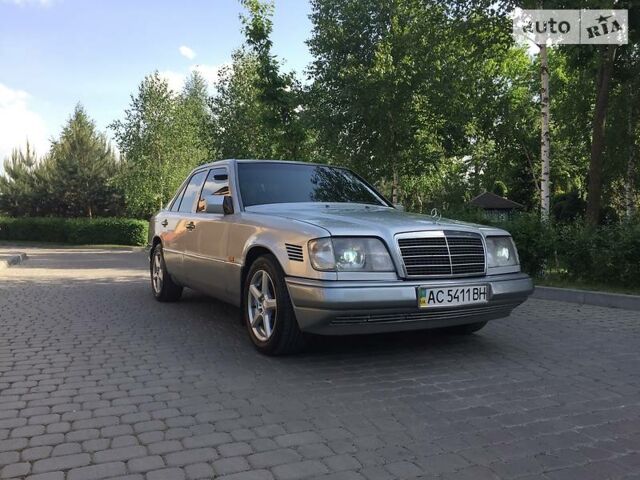 Сірий Мерседес E 250, об'ємом двигуна 2.5 л та пробігом 405 тис. км за 5900 $, фото 1 на Automoto.ua