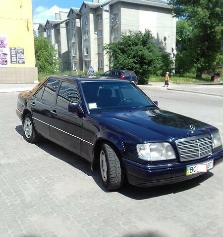 Синий Мерседес E 250, объемом двигателя 2.5 л и пробегом 450 тыс. км за 5000 $, фото 1 на Automoto.ua