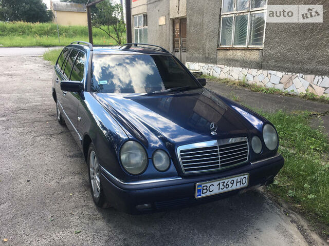 Синій Мерседес E 250, об'ємом двигуна 2.5 л та пробігом 400 тис. км за 5500 $, фото 1 на Automoto.ua