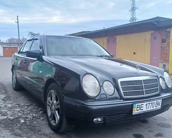 Синий Мерседес Е 280, объемом двигателя 2.8 л и пробегом 370 тыс. км за 4500 $, фото 1 на Automoto.ua