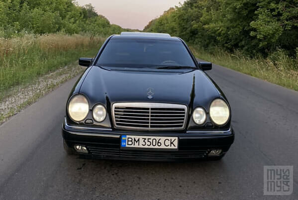 Черный Мерседес Е 430, объемом двигателя 4.3 л и пробегом 245 тыс. км за 4550 $, фото 1 на Automoto.ua
