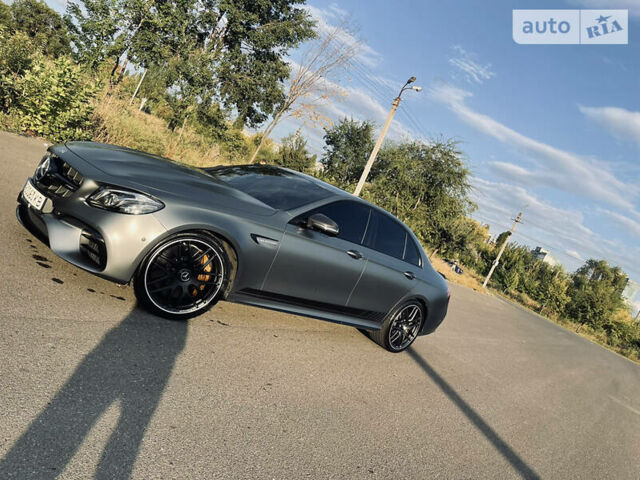 Сірий Мерседес E 63 AMG, об'ємом двигуна 4 л та пробігом 21 тис. км за 116000 $, фото 1 на Automoto.ua