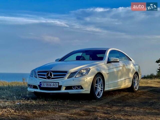 Белый Мерседес Е-Класс, объемом двигателя 2.1 л и пробегом 260 тыс. км за 13888 $, фото 1 на Automoto.ua