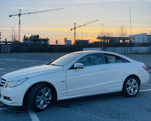 Білий Мерседес Е-Клас, об'ємом двигуна 3 л та пробігом 182 тис. км за 21469 $, фото 1 на Automoto.ua