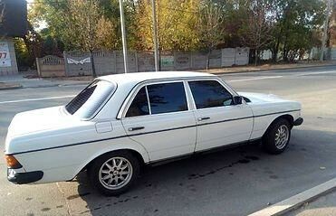 Білий Мерседес Е-Клас, об'ємом двигуна 2 л та пробігом 320 тис. км за 1600 $, фото 1 на Automoto.ua