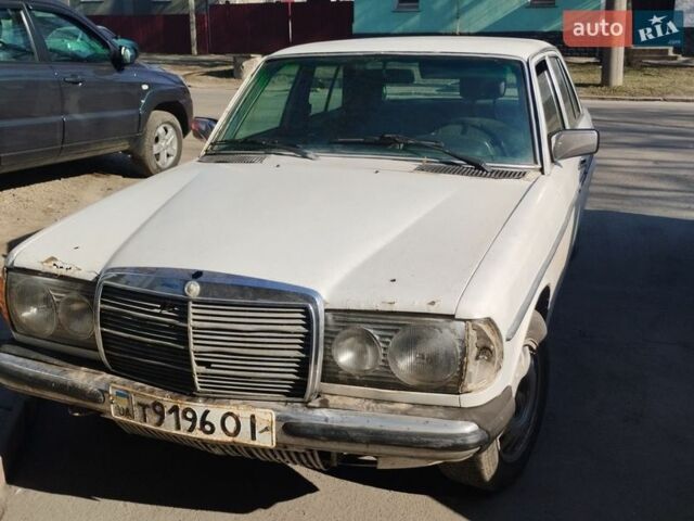 Белый Мерседес Е-Класс, объемом двигателя 2.4 л и пробегом 368 тыс. км за 1200 $, фото 1 на Automoto.ua